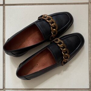 Vionic Women’s Black Loafers with Bronze Chain